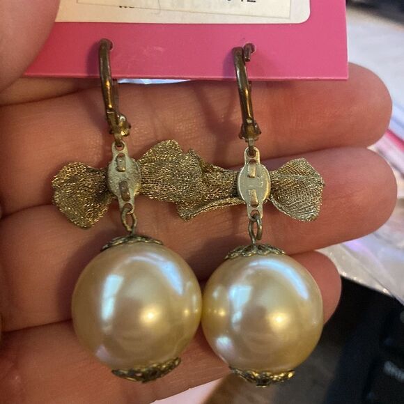 Betsey Johnson Dangling Pearl Bow Earrings New - Picture 5 of 6